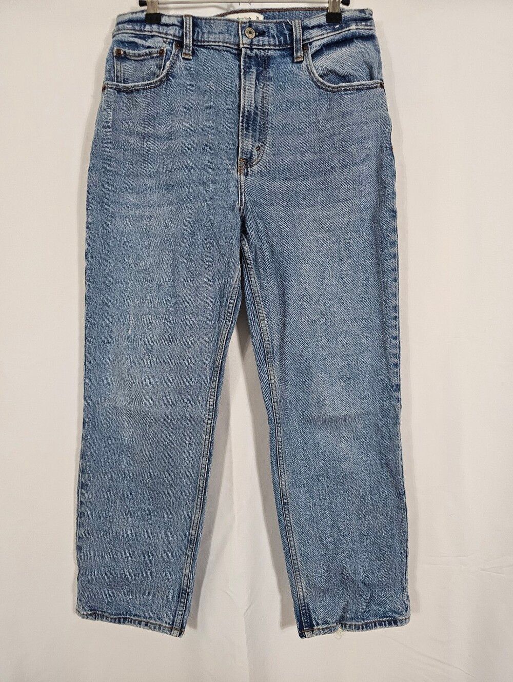 Abercrombie and Fitch The 90's Straight Ultra High Rise Jeans in Medium Wash - Picture 1 of 8